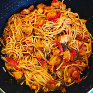 CHICKEN SCHEZWAN NOODLES